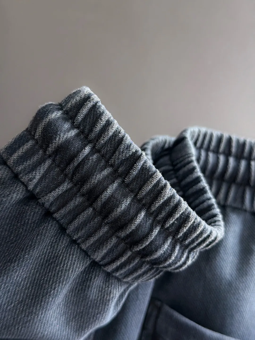 The next day we shipped the P195 Balenciaga High Quality New Arrival Elastic Casual Pants Fall/Winter 2026. The custom-made fabric at the counter has a high degree of comfort, impeccable details, and the design concept of the brand elements reflects high quality. The hand feels delicate and soft! Casual cuts and awesome upper body! Sizes: S-3XL